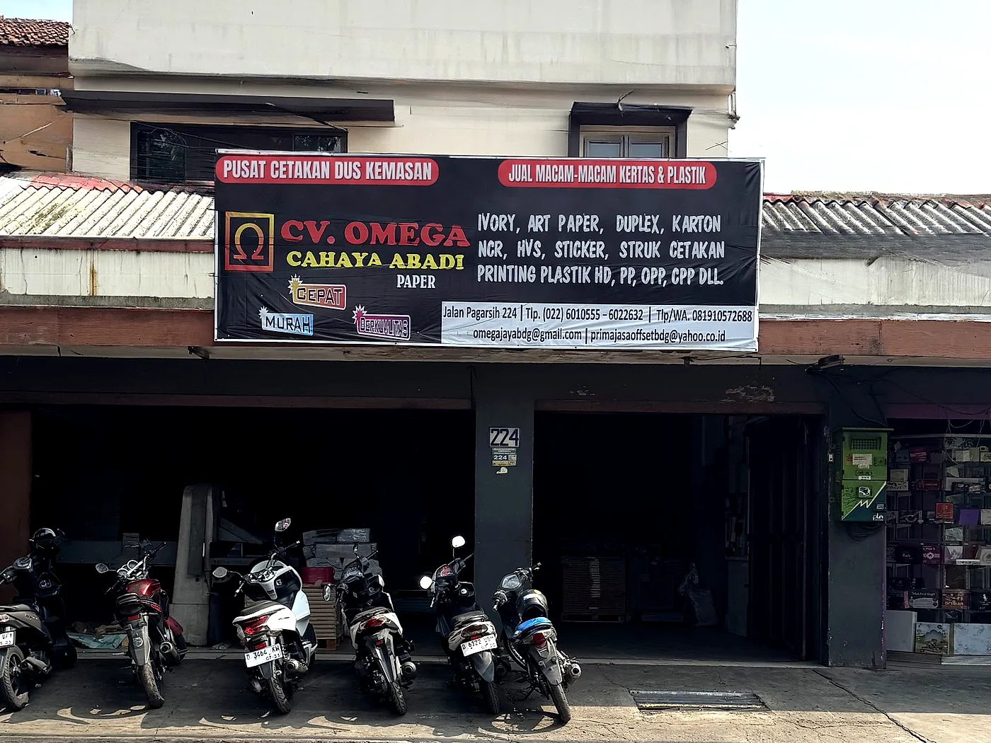 Tampak depan toko Omega Jaya di Jl. Pagarsih No. 224, Bandung
